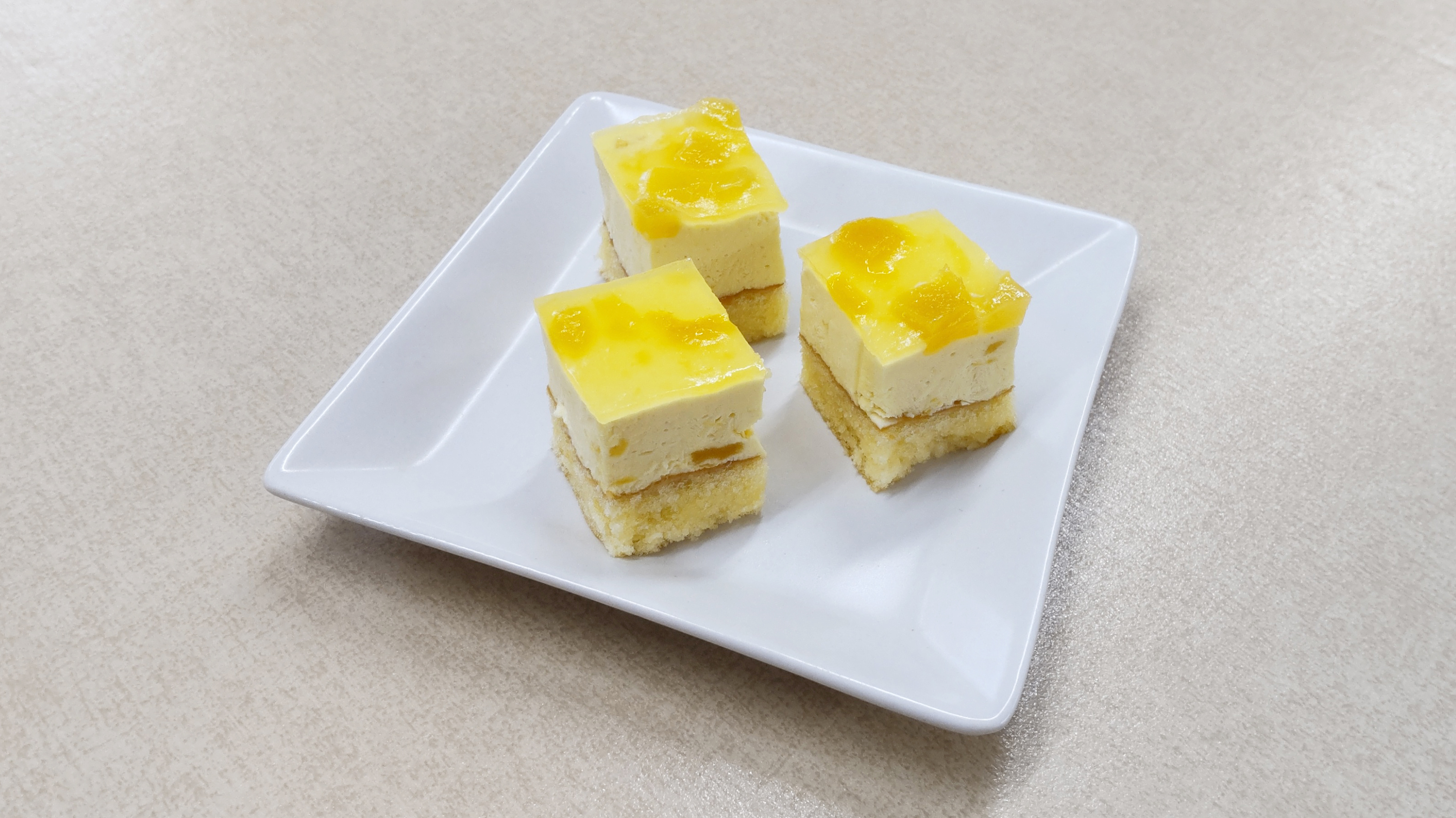 ベトナム産　カット済みケーキ　マンゴー　365g