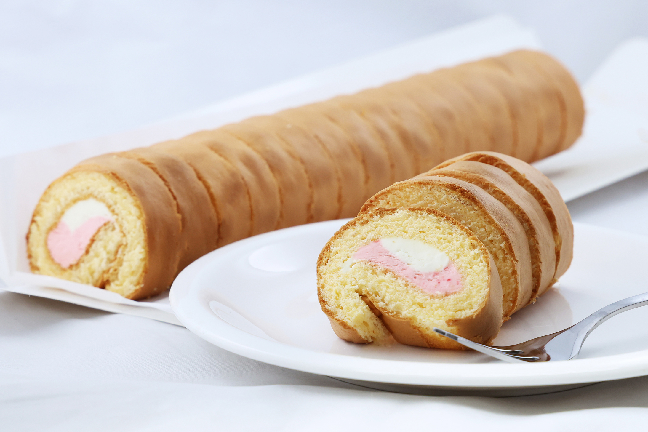 ベトナム産　カット済み　ふわふわ生地のロールケーキ（いちご×ミルク）　195g