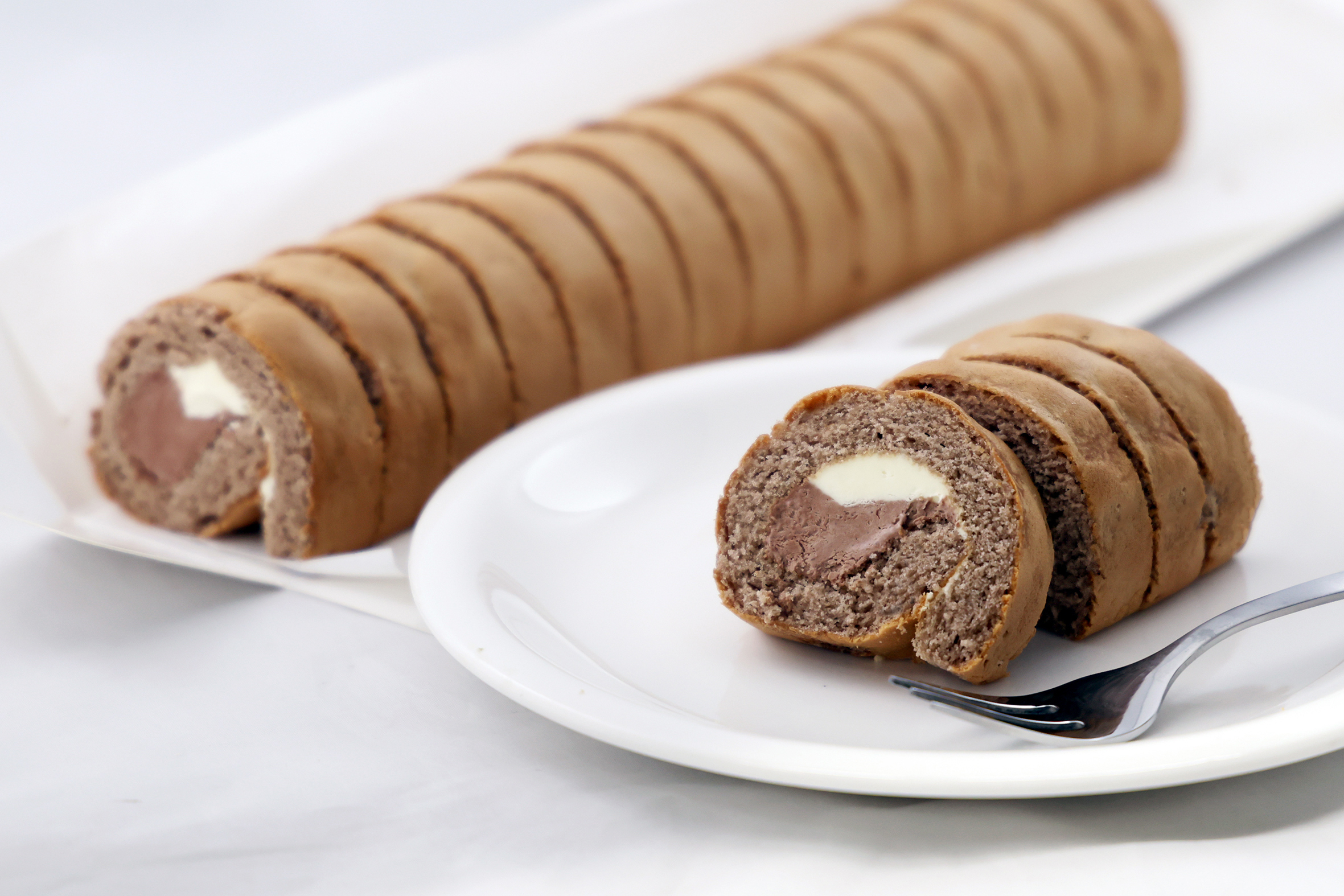 ベトナム産　カット済み　ふわふわ生地のロールケーキ（チョコ×ミルク）　200g