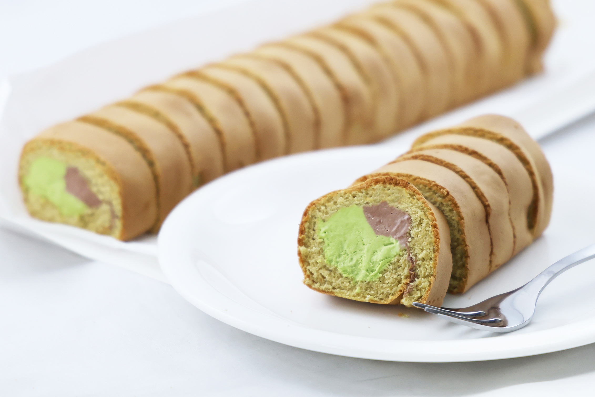 ベトナム産　カット済み　ふわふわ生地のロールケーキ（抹茶×チョコ）　205g