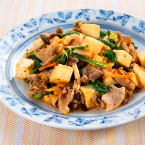 豆腐と小松菜の豚バラキムチ炒め